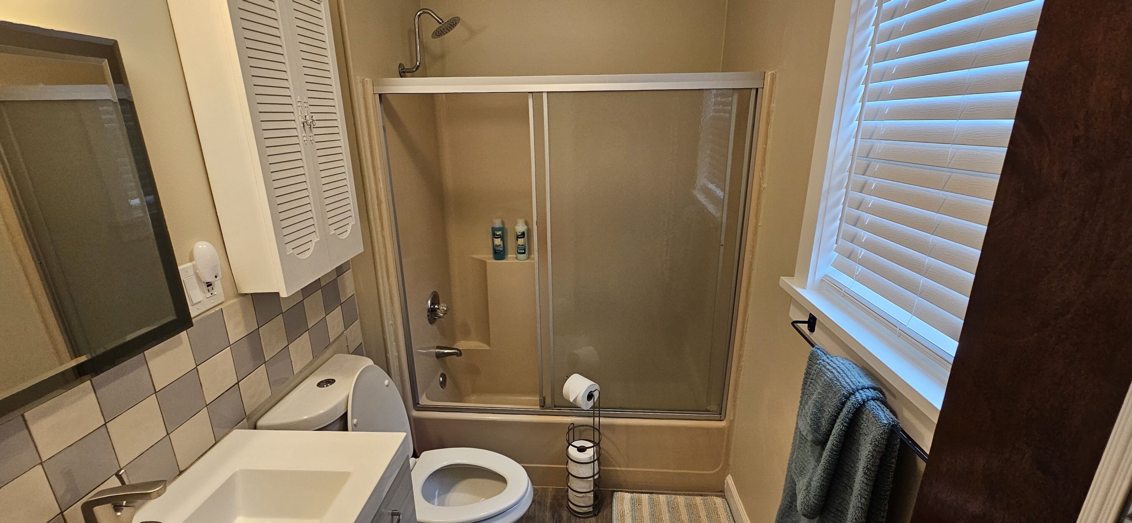 Un baño con inodoro, lavamanos y ducha.