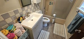 Duschwanne, Haartrockner, Handtücher, Seife