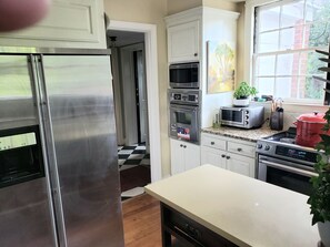 Mikroaaltouuni, astianpesukone, kahvin-/teenkeitin