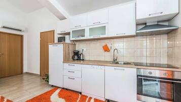 Villa (3 Bedrooms) | Cocina privada | Refrigerador, microondas, horno y lavavajillas