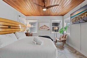 4 habitaciones, escritorio y tabla de planchar con plancha 