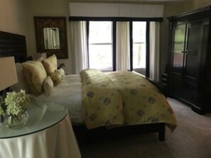 3 bedrooms, desk