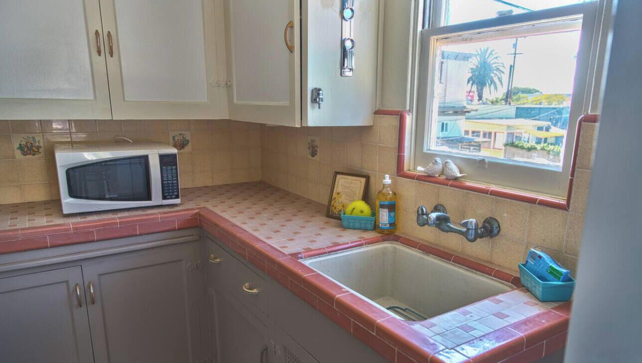 Microwave, oven, stovetop, coffee/tea maker