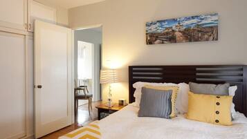 1 habitación, tabla de planchar con plancha y cuna de viaje