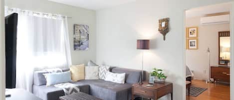 Una televisión, una oficina