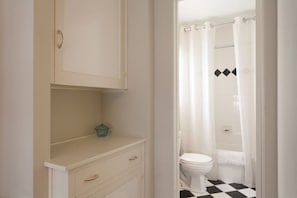 Badewanne, Haartrockner, Handtücher