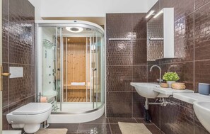 Villa, 4 habitaciones, alberca privada | Baño | Regadera y toallas 