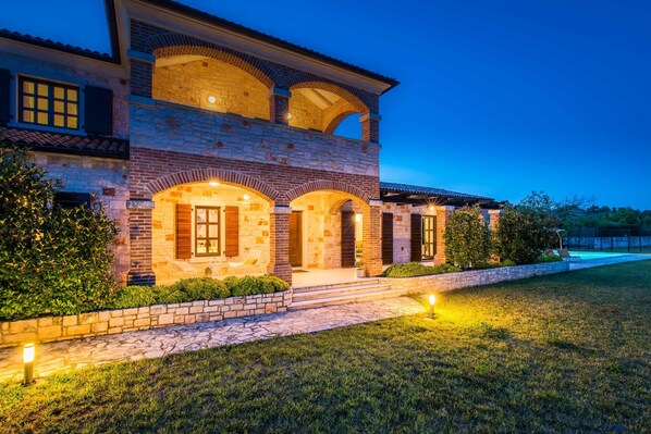 Front of property – evening/night - Villa Toscana (Sveti Lovrec)