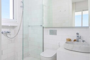 Villa (3 Bedrooms) | Badrum | Dusch och handdukar