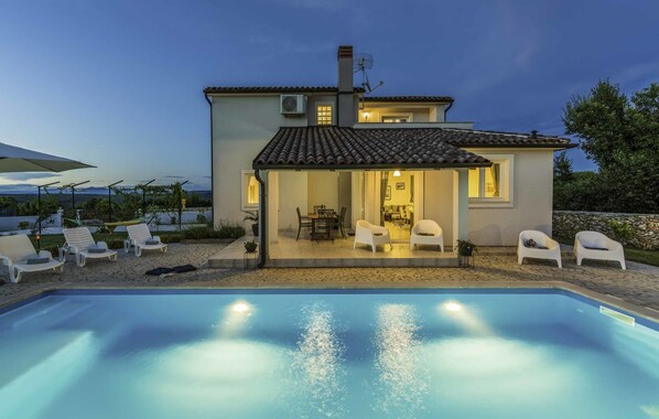 حمّام سباحة خارجي، مقاعد للتشمس