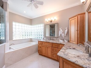 Combined shower/tub, hair dryer, towels