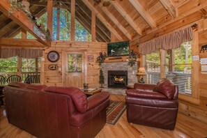 Smart TV, fireplace - Family Friendly Smoky Mountain Cabin Sleeps 8 Near Dollywood Pigeon Forge Resort (Pigeon Forge)