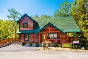 Exterior - Family Friendly Smoky Mountain Cabin Sleeps 8 Near Dollywood Pigeon Forge Resort (Pigeon Forge)