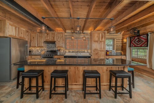 Yksi laji maalaismainen mökki, upeat näkymät vuorille, kelkkamäellä