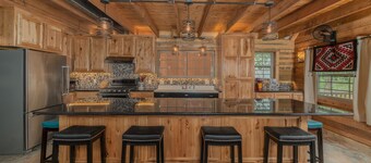 En av en snill rustikk hytte, fantastisk utsikt over fjellene, med en sledebakke