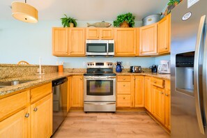 Køleskab, mikrobølgeovn, ovn, kogeplade