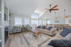 Televisie, een open haard en een dvd-speler