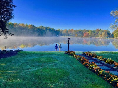 ⛷⛱⛰Mt. Maplewood Lake Front❤️Seasonal Specials ★1BR★HotTub★Fireplace★Games★