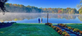 ⛷⛱⛰Mt. Maplewood Lake Front❤️Seasonal Specials ★1BR★HotTub★Fireplace★Games★