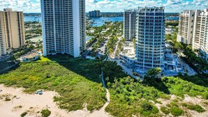 Un hotel moderno con vista sulla spiaggia e sull'oceano.