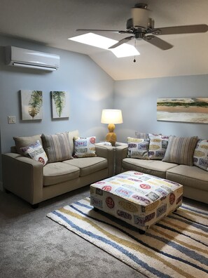 Smart TV - Grove Keeper Cottage unit has a tree house atmosphere (Dunedin)