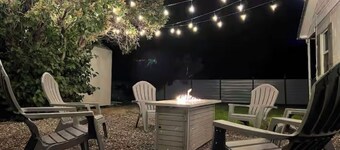 *Gorgeous Hideout, Close to everything, 3 bedrooms, fully remodeled!*