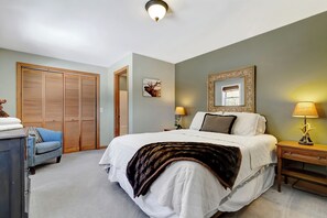 4 bedrooms, desk, iron/ironing board, travel crib