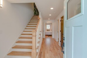 Interior - Luxury Super Home - Ultra Comfort - 12 Beds (Nashville)