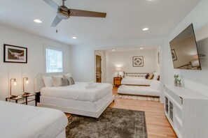 4 bedrooms, desk, iron/ironing board, WiFi - Luxury Super Home - Ultra Comfort - 12 Beds (Nashville)