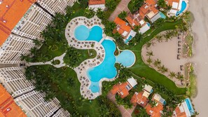 Una piscina al aire libre, una piscina climatizada