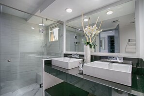 Dusche, Handtücher, Seife, Toilettenpapier