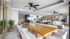 Un espacio habitable moderno con comedor, cocina y zona de estar.
