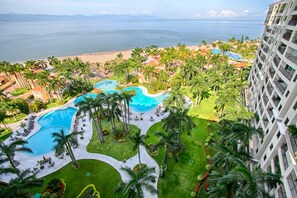 Een buitenzwembad, een verwarmd zwembad