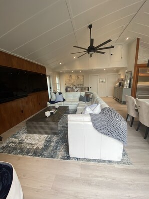 Smart-TV, Kamin, Stereoanlage, Drucker