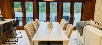 Newly Renovated! Private hot-tub with easy beach access, 5 min walk to town! 