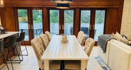 Newly Renovated! Private hot-tub with easy beach access, 5 min walk to town!