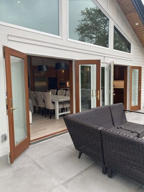 Outdoor dining - Newly Renovated! Private hot-tub with easy beach access, 5 min walk to town! (Cannon Beach)