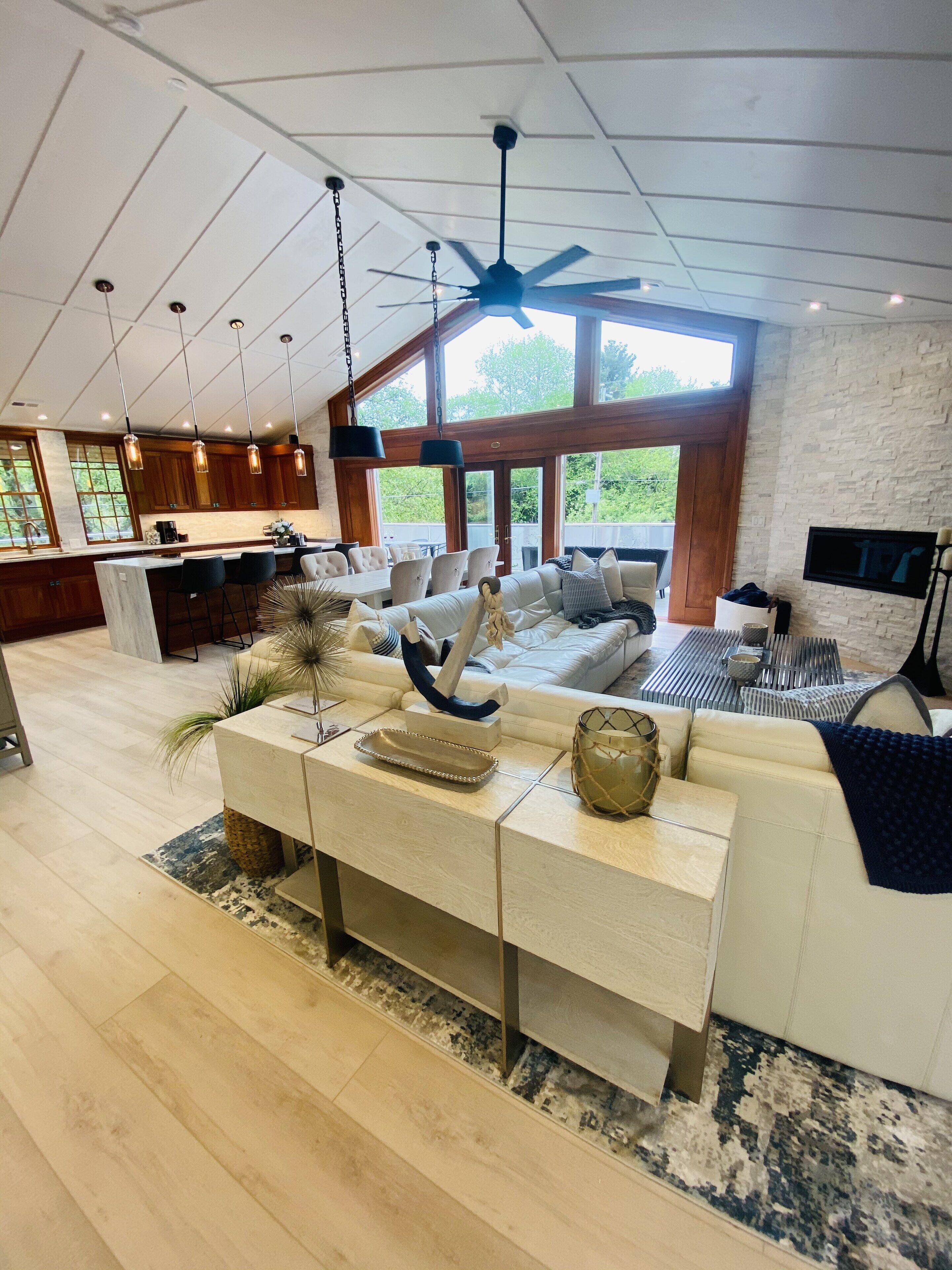 Smart-TV, Kamin, Stereoanlage, Drucker