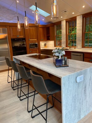 Réfrigérateur, four à micro-ondes, un four, surface de cuisson