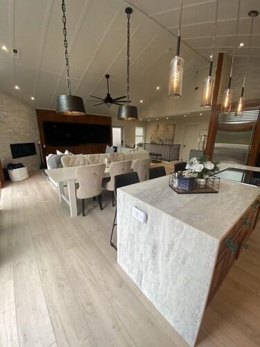 Newly Renovated! Private hot-tub with easy beach access, 5 min walk to town! 