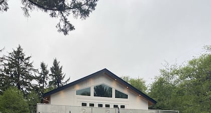 Newly Renovated! Private hot-tub with easy beach access, 5 min walk to town!