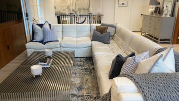 Una Smart TV, una chimenea, un reproductor estéreo, una impresora