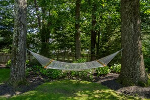 Property grounds - Saratoga Living--Minutes From Track and Town, Beach Access (Saratoga Springs)