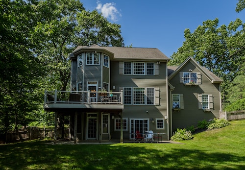 Saratoga Living--Minutes From Track and Town, Beach Access