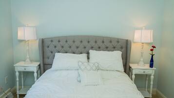 4 slaapkamers, een bureau, een strijkplank/strijkijzer, reisbedje