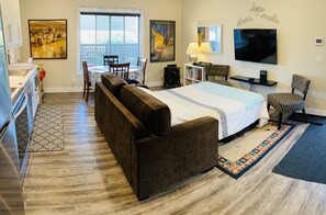 1 bedroom, desk, iron/ironing board, free WiFi - Hot tub Sept-June, King bed, central AC & Fireplace. (Vernon)