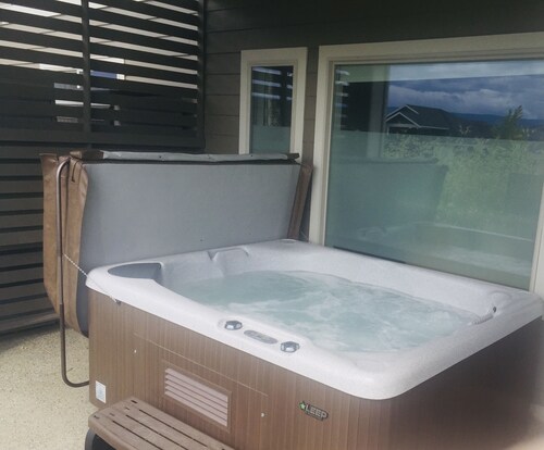 Hot Tub (Sept-June), King size bed, AC & Fireplace.