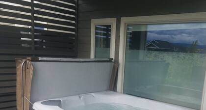 Hot Tub (Sept-June), King size bed, AC & Fireplace.