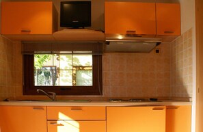 Fridge, cookware/dishes/utensils
