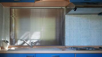 Tủ lạnh, dụng cụ nấu nướng/bát dĩa/dao nĩa